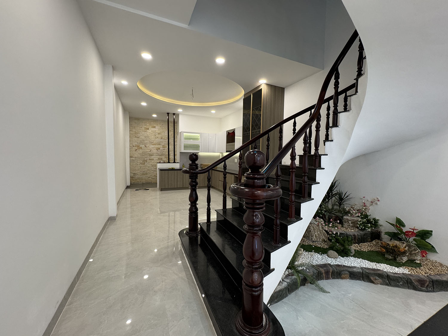Nhà phố 3lầu (4,05m x 22,5m) có sân đổ ôtô, thiết bị ccấp khu kdoanh Nguyễn Thượng Hiền gần BOTANIC